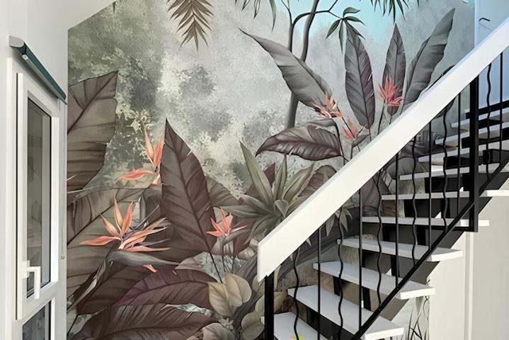 Des murs texturés grâce à du papier peint.